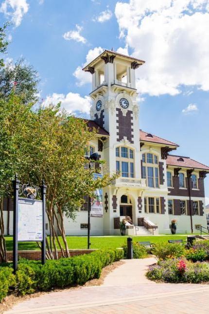 1911 Historic City Hall Arts & Cultural Center